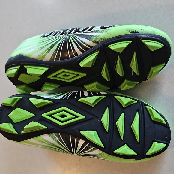 Umbro Green Youth Soccer Cleats - Picture 9 of 14
